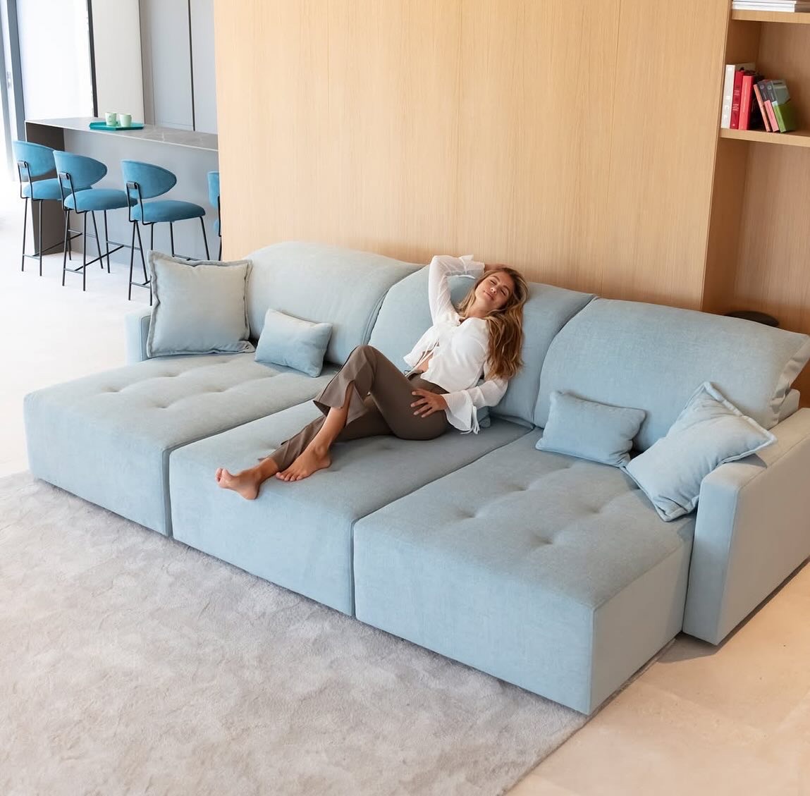 Grand canapé modulable FAMA bleu ciel avec coussins