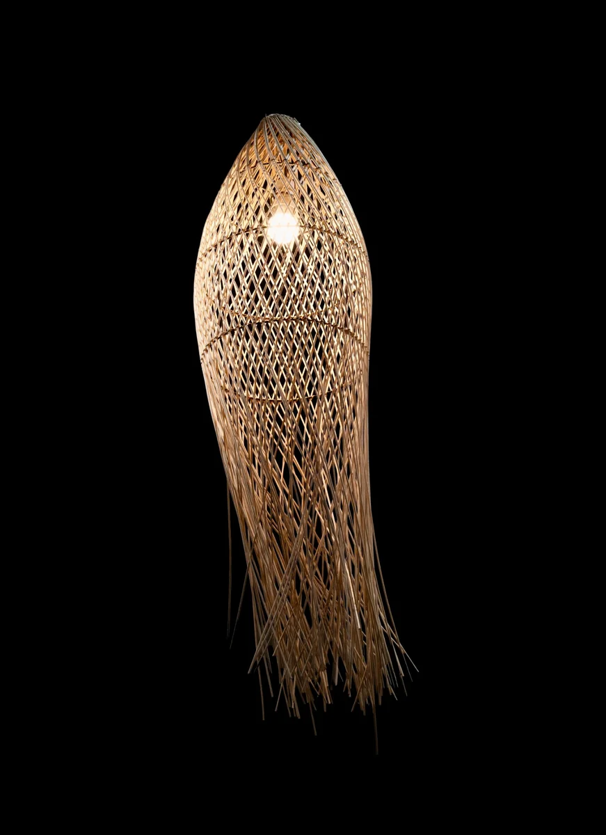 Suspension en rotin tressé de forme effilée avec longues franges, Décors & Bois Guadeloupe