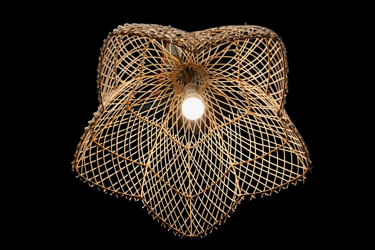 Suspension en rotin tressé en forme de fleur aux pétales ajourés, Décors & Bois Guadeloupe
