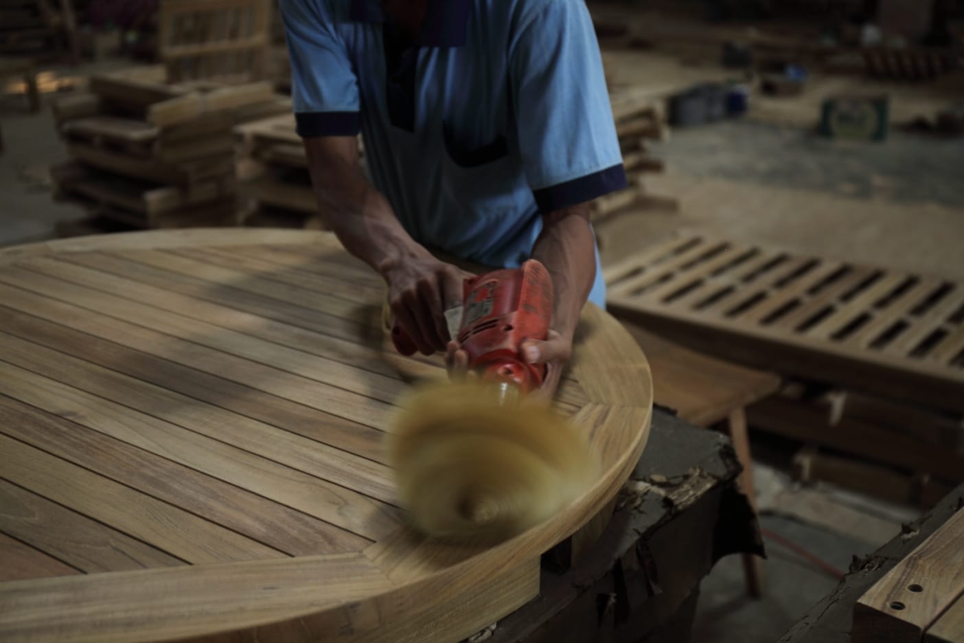 Ponçage d'un plateau de table rond en teck d'exception — fabrication sur-mesure Décors & Bois