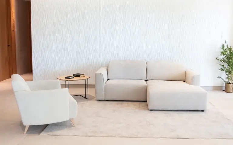 Canapé FAMA blanc avec méridienne et fauteuil assorti