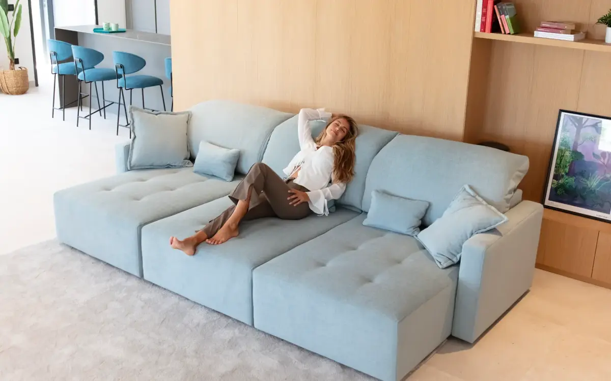 Canapé FAMA bleu ciel avec assises modulables