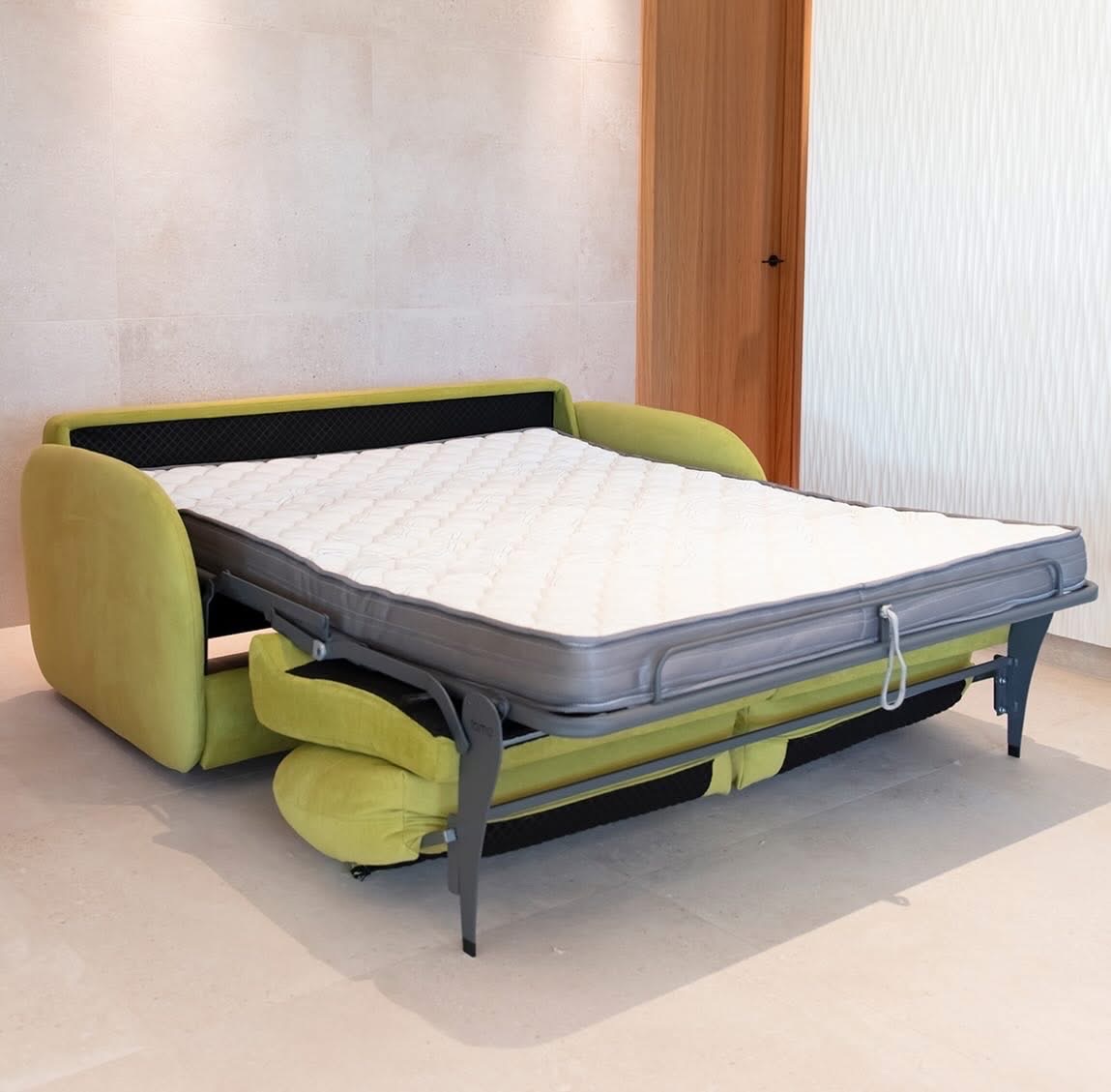 Canapé convertible FAMA ouvert avec matelas haut de gamme