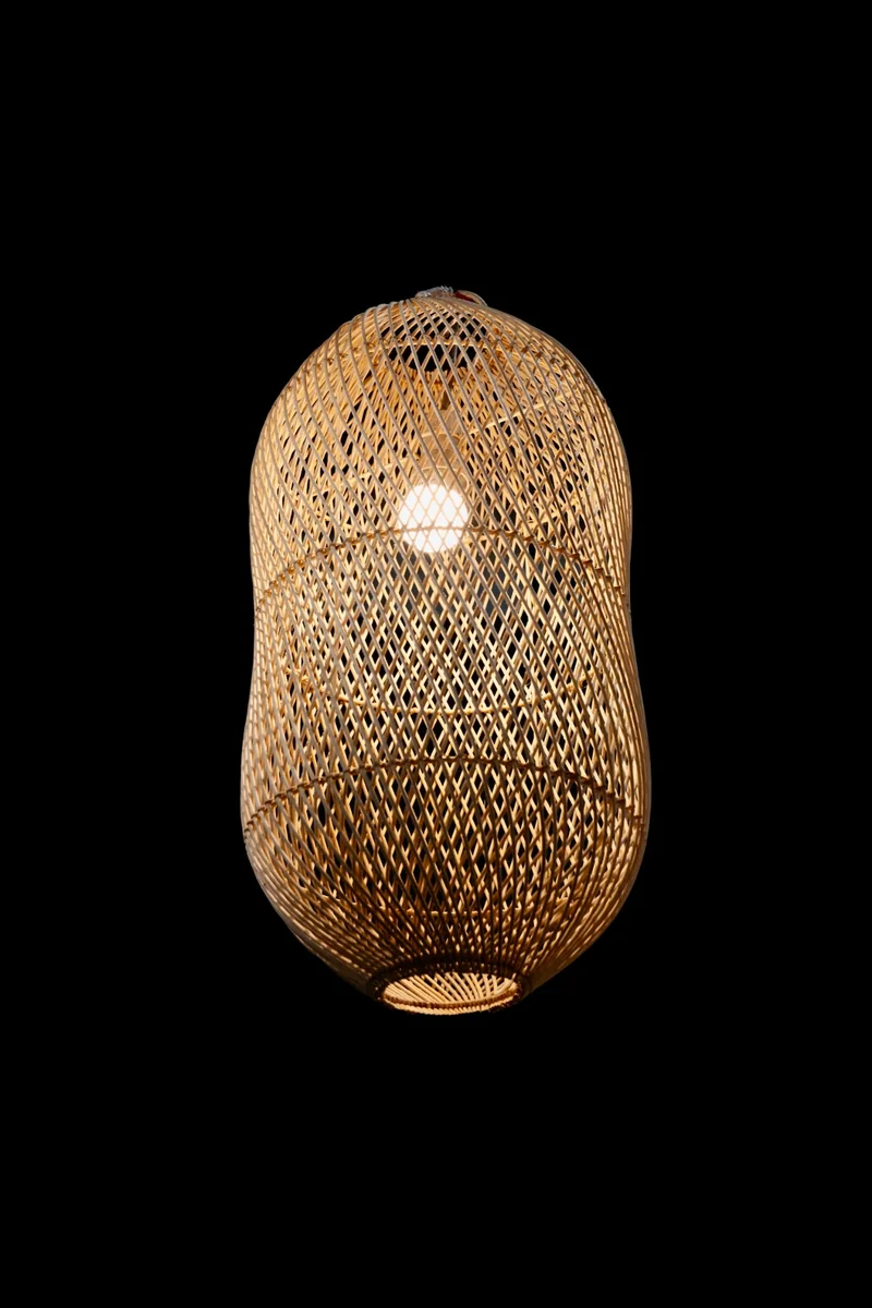 Suspension en rotin tressé de forme allongée aux contours ondulés, Décors & Bois Guadeloupe